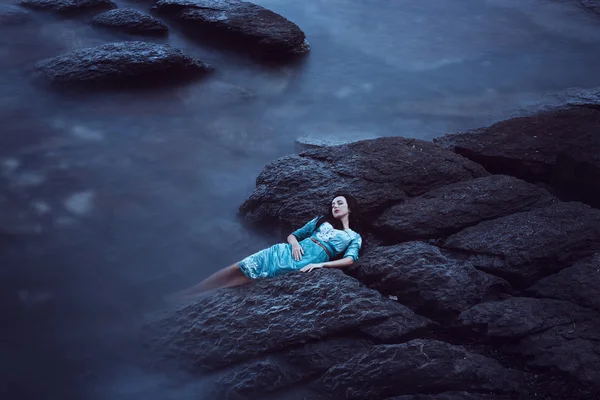 Bella giovane donna in mare — Foto Stock