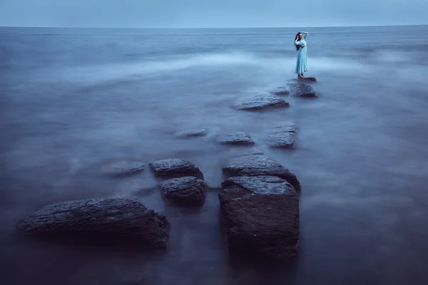 Красивая молодая женщина на море — стоковое фото