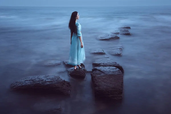 Beautiful young woman on sea — Stock Photo, Image