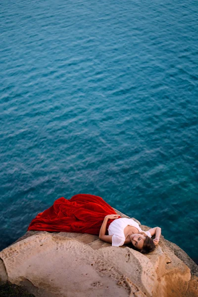 Hermosa chica vestida con vestido blanco y rojo —  Fotos de Stock