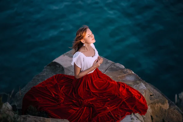 Красивая девушка в белом и красном платье — стоковое фото