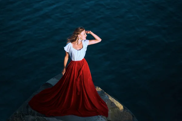 Menina bonita vestida de vestido branco e vermelho — Fotografia de Stock