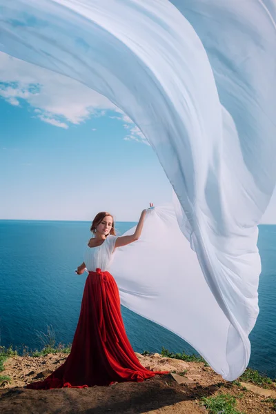 Hermosa chica con tela blanca sobre fondo de mar — Foto de Stock