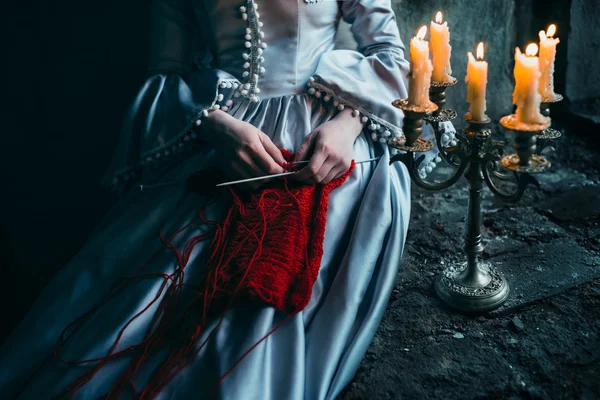 在维多利亚女王时代的衣服的女人 — 图库照片
