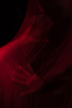 Kırmızı kumaş ile poz kız