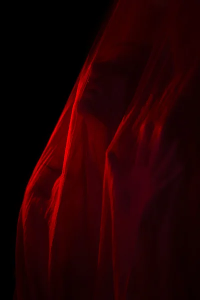 Lány pózol, piros szövet — Stock Fotó