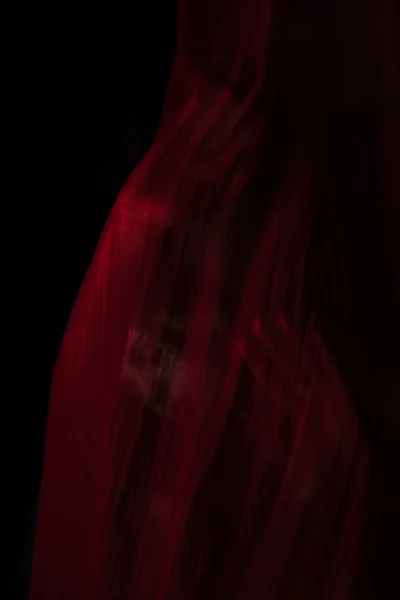 Девушка позирует с красной тканью — стоковое фото