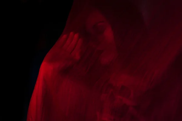 Menina posando com tecido vermelho — Fotografia de Stock