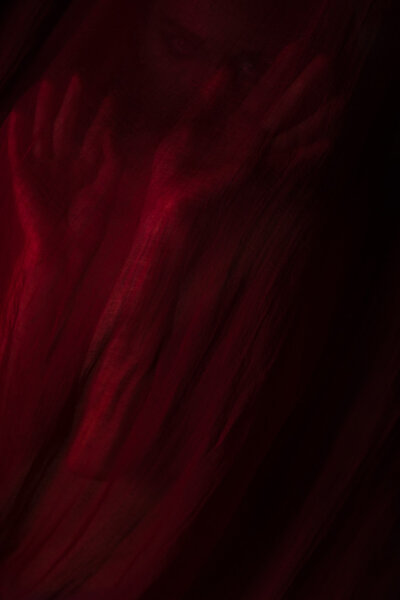 Девушка позирует с красной тканью
