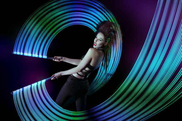 Женщина с ирокезом на голове
