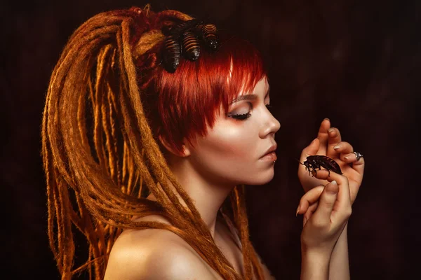 Portrait of a young woman with cockroaches — Stock Photo, Image