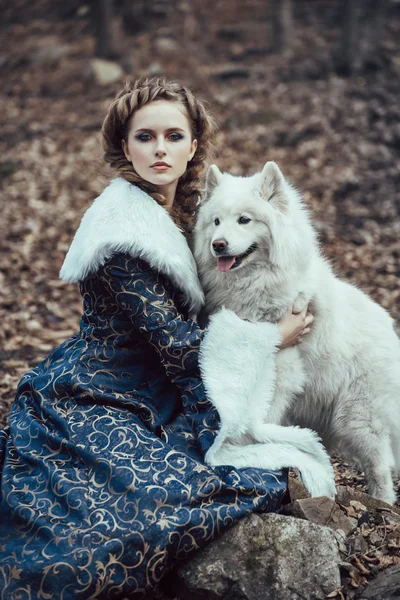 A mulher em passeio de inverno com um cão — Fotografia de Stock