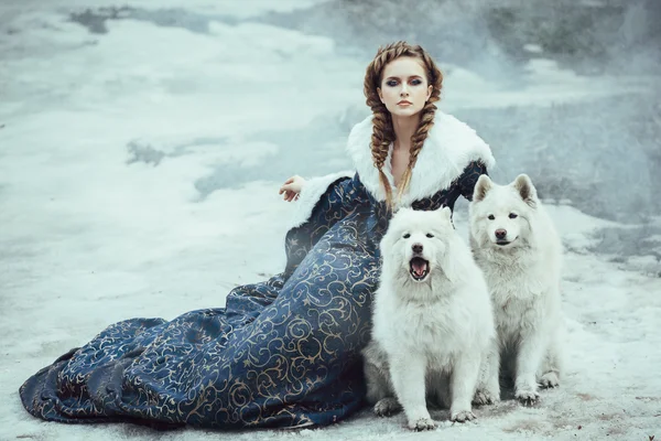 Женщина на зимней прогулке с собакой — стоковое фото