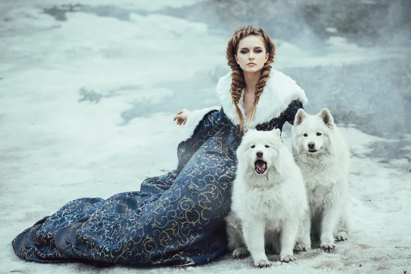 De vrouw op winter lopen met een hond — Stockfoto