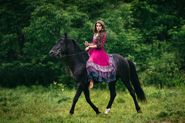 Красива жінка на коні — стокове фото
