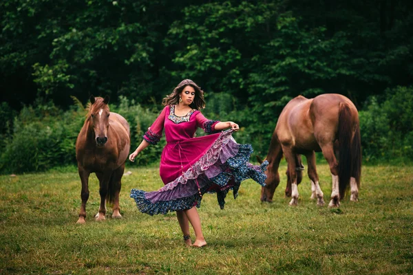 Bela cigana em vestido violeta — Fotografia de Stock