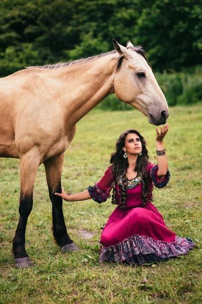 Schöne Zigeunerin im violetten Kleid — Stockfoto