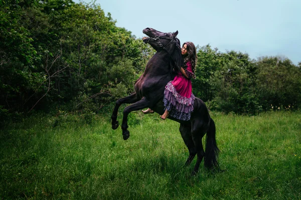 Schöne Frau auf einem Pferd — Stockfoto