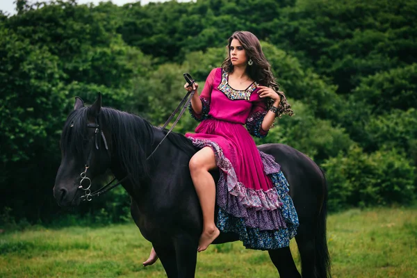 Krásná žena na koni — Stock fotografie