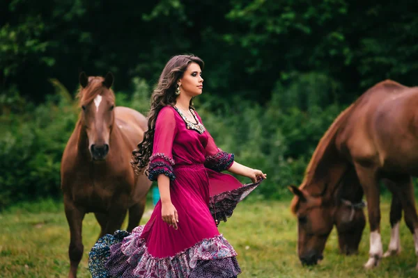 Mooie zigeuner in violet jurk — Stockfoto