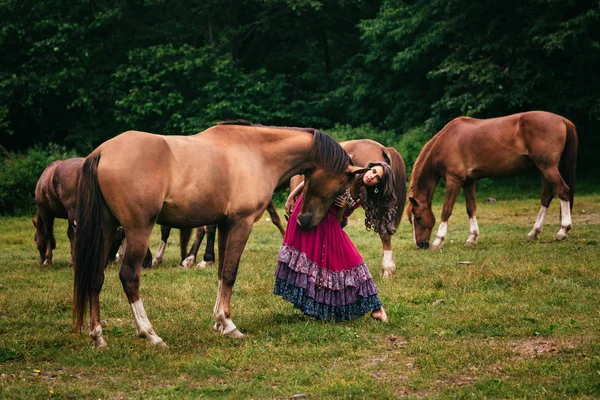 Schöne Zigeunerin im violetten Kleid — Stockfoto