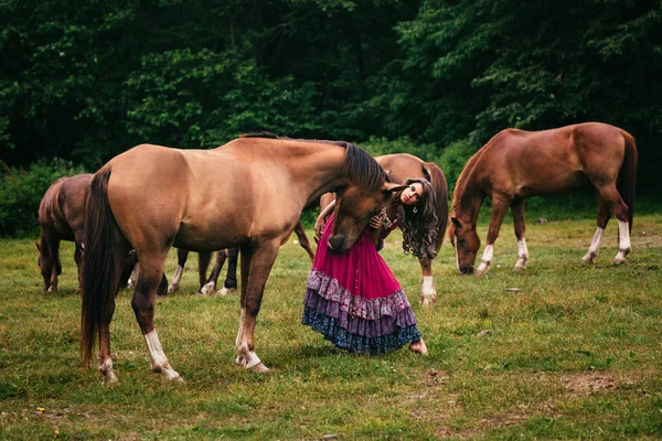 Krásná cikánka ve fialové šaty — Stock fotografie