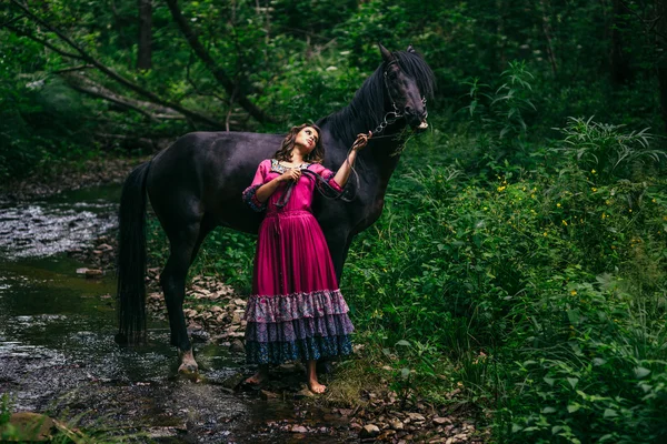 Mooie zigeuner in violet jurk — Stockfoto