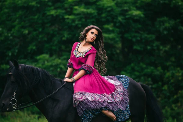 Belle femme sur un cheval — Photo