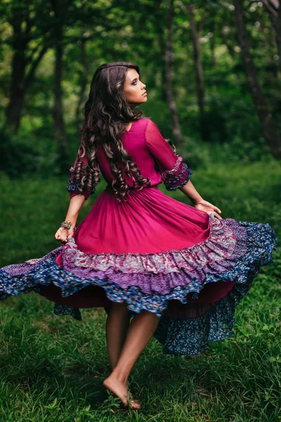 Porträt eines schönen Mädchens Zigeunerin — Stockfoto