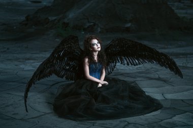 siyah kanatlı melek