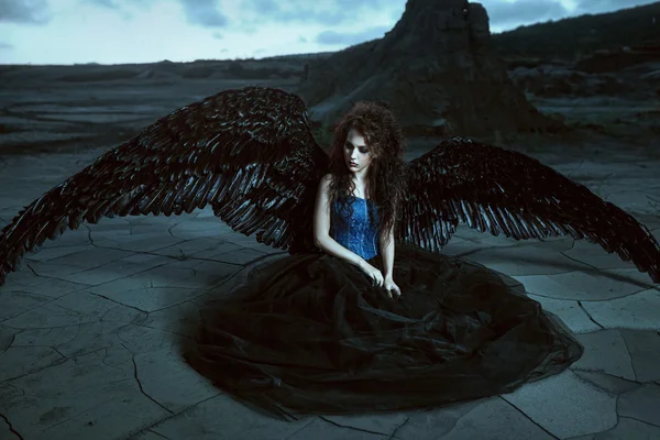 Anjo com asas pretas — Fotografia de Stock