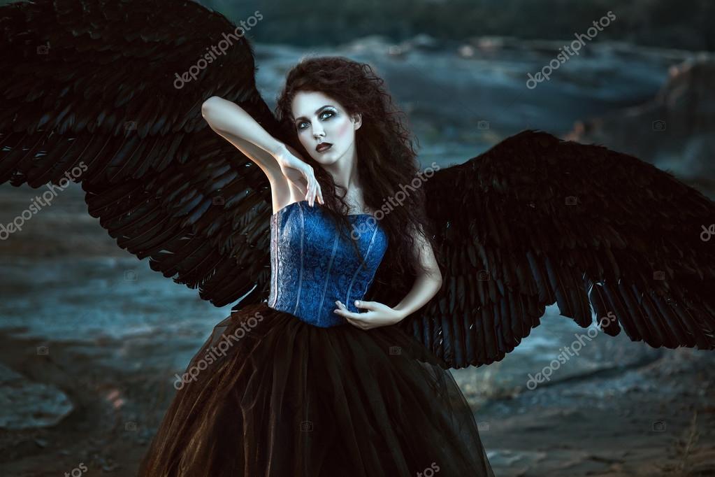 Enfim, o anjo de asas negras surge/ Finally, the black-winged