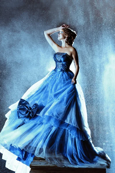 Krásná žena v modrých šatech — Stock fotografie
