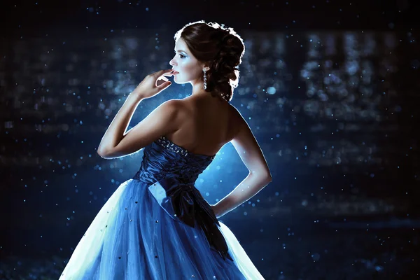 Senhora bonita em vestido azul — Fotografia de Stock