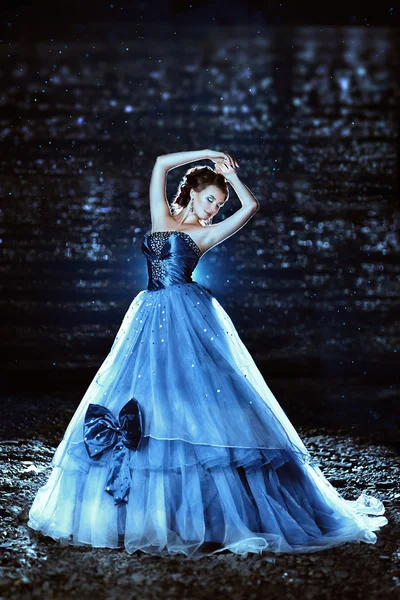Kék ruha gyönyörű hölgy — Stock Fotó