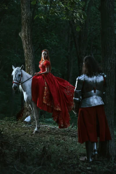 Mujer vestida con vestido medieval — Foto de Stock