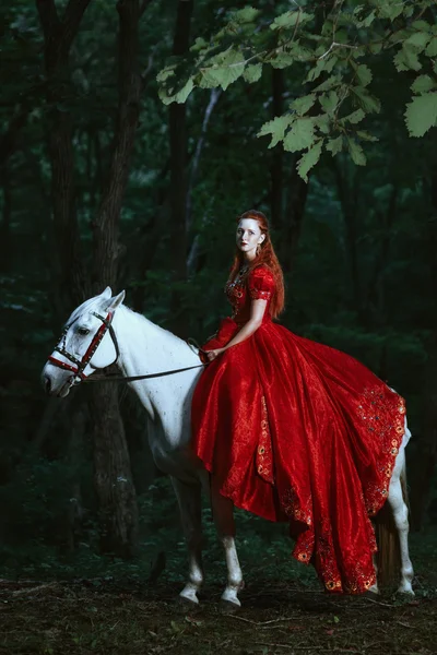 Vrouw gekleed in middeleeuwse jurk — Stockfoto