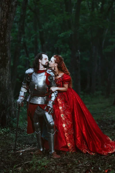 Середньовічного лицаря з леді — стокове фото