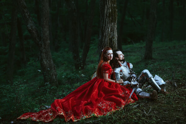 Средневековый рыцарь с дамой
