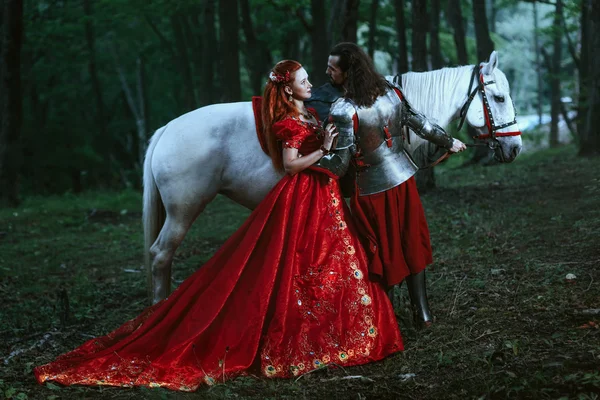 女性と中世の騎士 — ストック写真