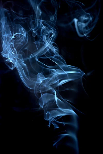 Дым на черном фоне — стоковое фото