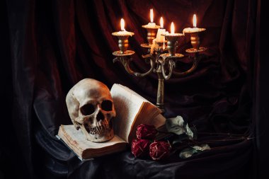 Natürmort kafatası, kitap ve şamdan