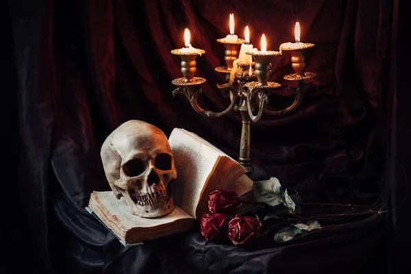 Stillleben mit Totenkopf, Buch und Leuchter — Stockfoto