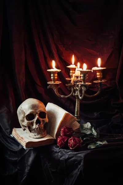 두개골, 책, 촛대와 정 — 스톡 사진