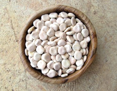 Lupini fasulye bir ahşap kase