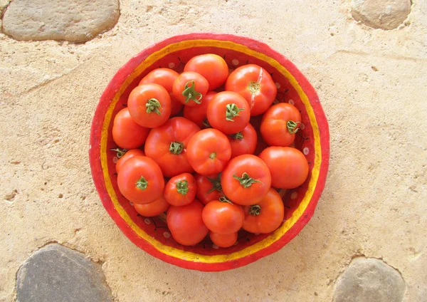 Tomates em uma tigela vermelha 1 — Fotografia de Stock