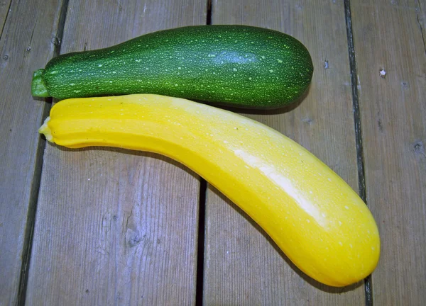 Gelbe und grüne Zucchini i — Stockfoto