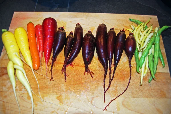 Zanahorias coloridas limpias del arco iris, remolachas del cilindro y judías verdes — Foto de Stock