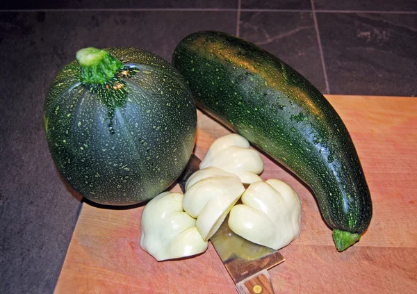 Rodada de abobrinha verde, abobrinha verde e pattypan picado II — Fotografia de Stock