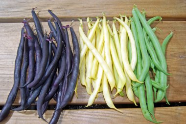 Mor, sarı ve yeşil Fransızca fasulye ahşap yüzeyde ben